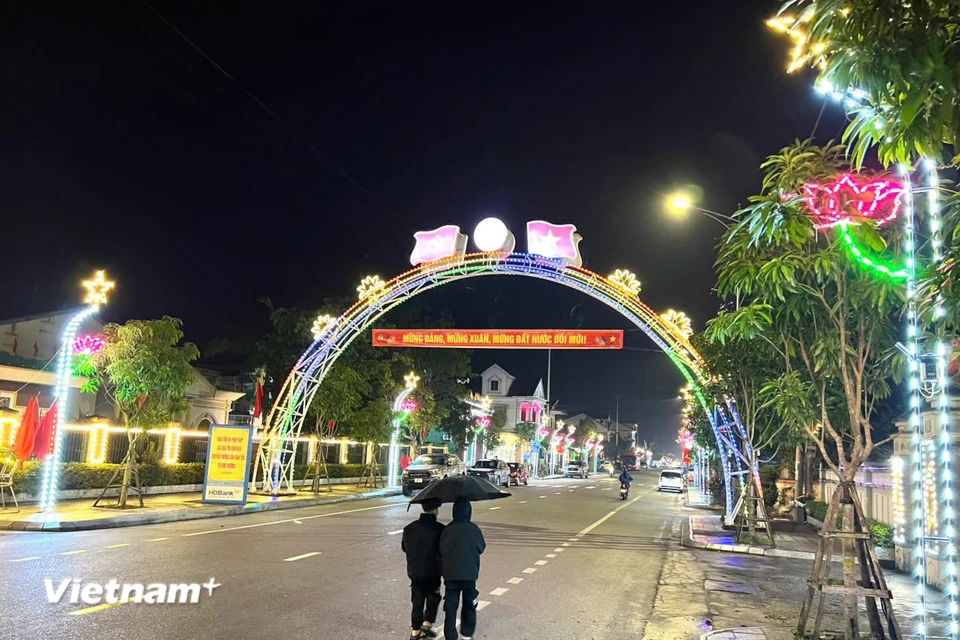 Phố núi Hương Sơn trước thời khắc Giao thừa lung linh và bình yên. (Nguồn: Vietnam+)