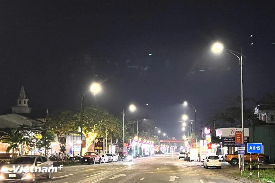 Phố núi Hương Sơn trước thời khắc Giao thừa lung linh và bình yên. (Nguồn: Vietnam+)