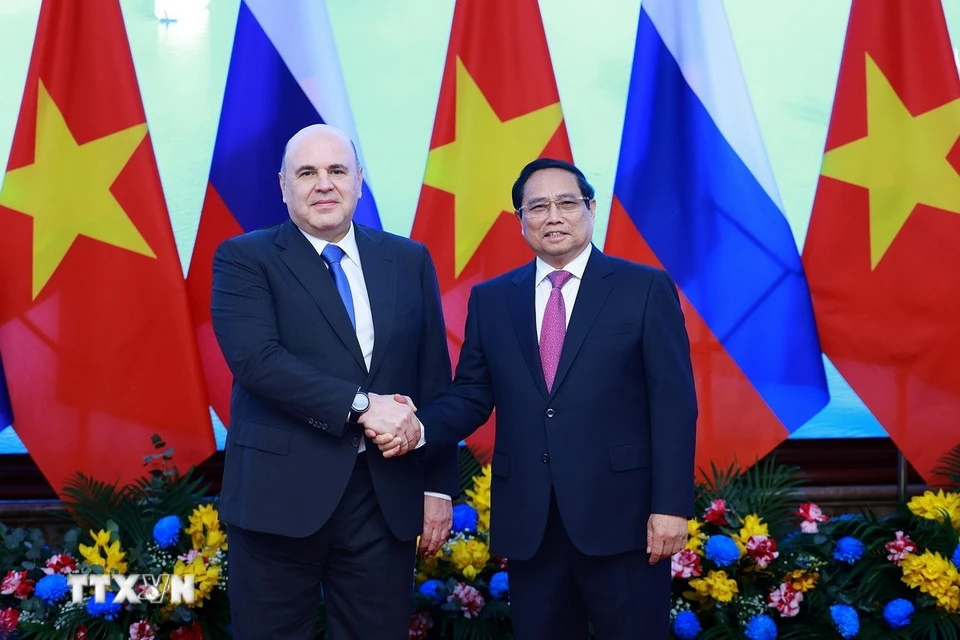 Thủ tướng Phạm Minh Chính và Thủ tướng Liên bang Nga Mikhail Vladimirovich Mishustin chụp ảnh chung. (Ảnh: Dương Giang/TTXVN)