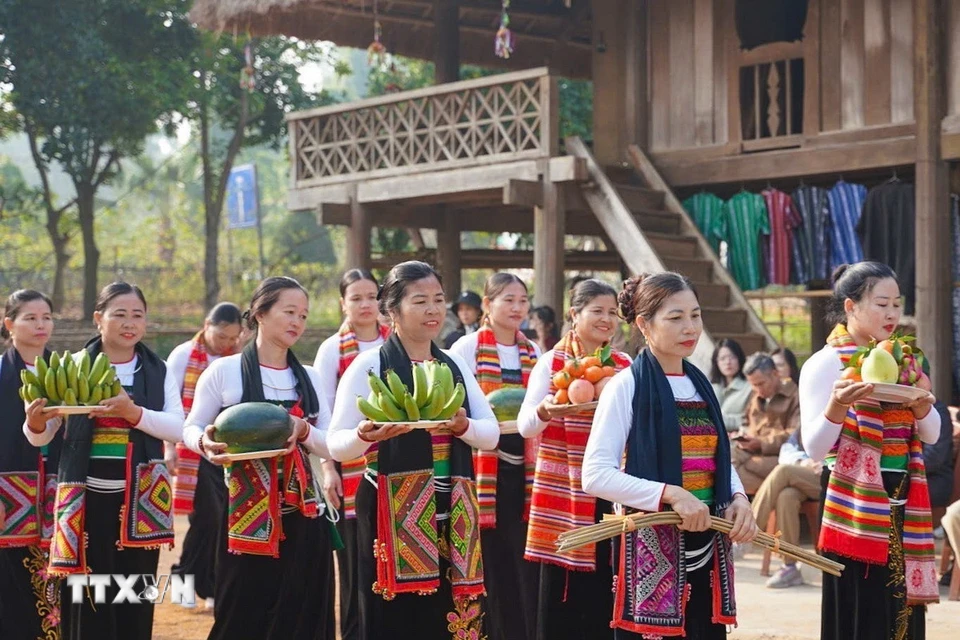 Lễ mừng cơm mới là một trong những lễ quan trọng và linh thiêng nhất của người Thái trong năm, mọi người đã tập trung đầy đủ, mỗi người một tay chuẩn bị cho Lễ mừng cơm mới. (Ảnh: Khánh Hoà/TTXVN)