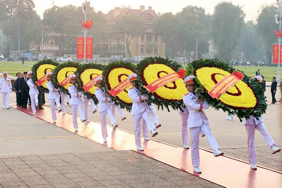 Đoàn lãnh đạo, nguyên lãnh đạo Đảng, Nhà nước đặt vòng hoa và vào Lăng viếng Chủ tịch Hồ Chí Minh. (Ảnh: An Đăng/TTXVN)