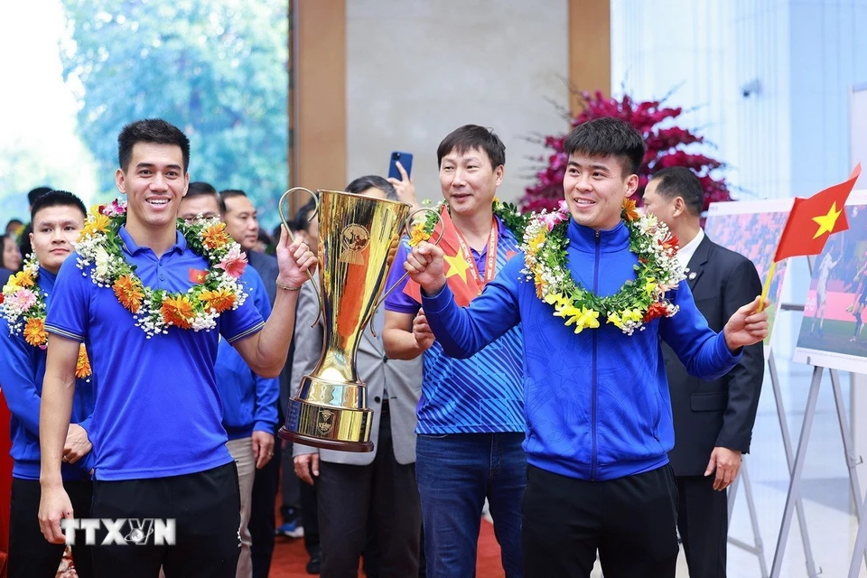 Đội trưởng Duy Mạnh và tiền đạo Tiến Linh mang theo cup vô địch ASEAN Cup 2024 cùng Huấn luyện viên Kim Sang-sik và Quang Hải đến dự buổi gặp mặt với Thủ tướng Phạm Minh Chính. (Ảnh: Dương Giang/TTXVN)