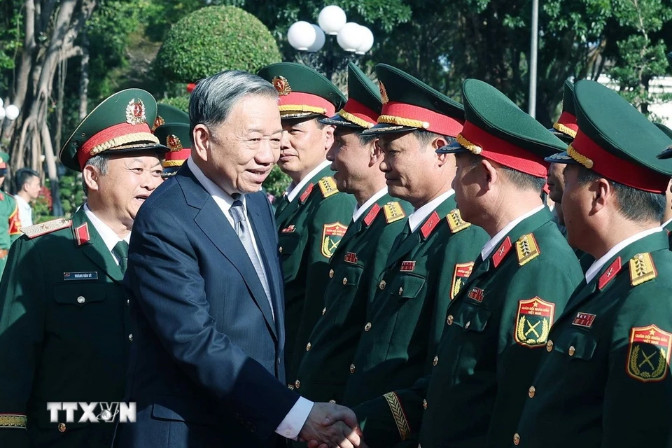 Tổng Bí thư Tô Lâm với cán bộ Binh đoàn 15. (Ảnh: Thống Nhất/TTXVN)