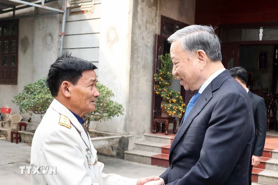 Tổng Bí thư Tô Lâm đến thăm Anh hùng Lực lượng vũ trang nhân dân Đinh Quốc Phòng. (Ảnh: Thống Nhất/TTXVN)