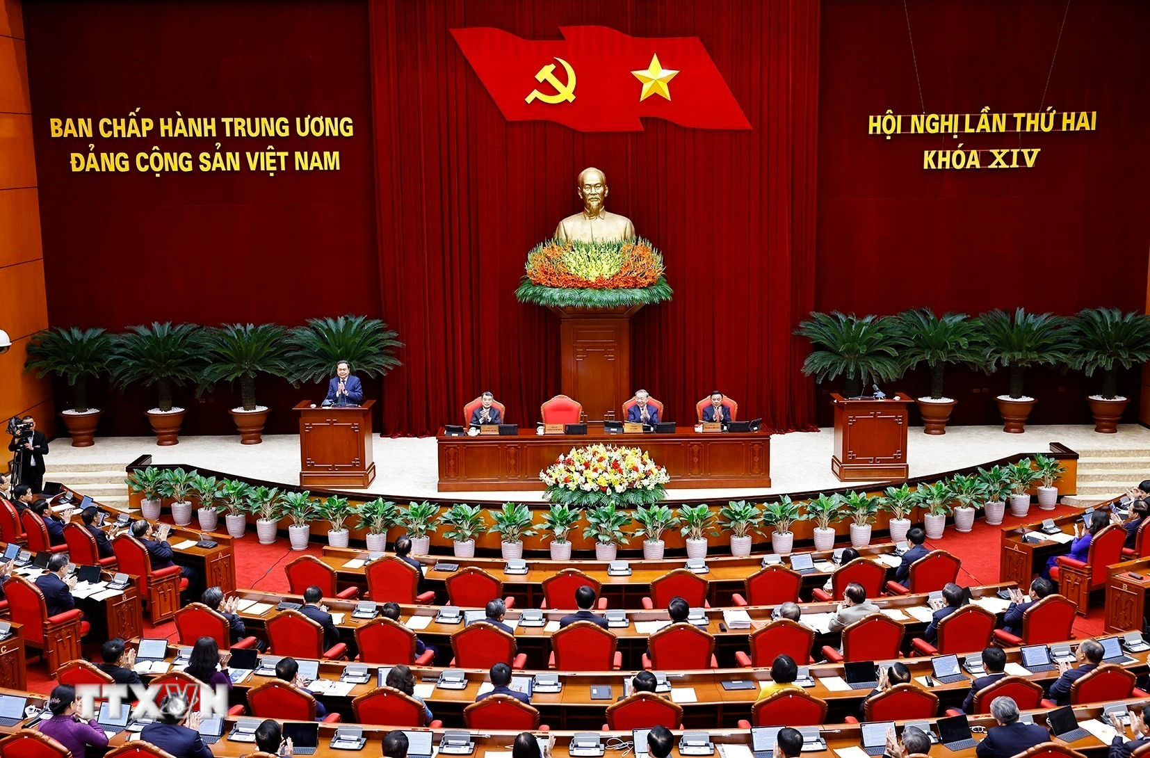 ttxvn-be-mac-hoi-nghi-lan-thu-hai-ban-chap-hanh-trung-uong-dang-khoa-xiv-8662150-2.jpg