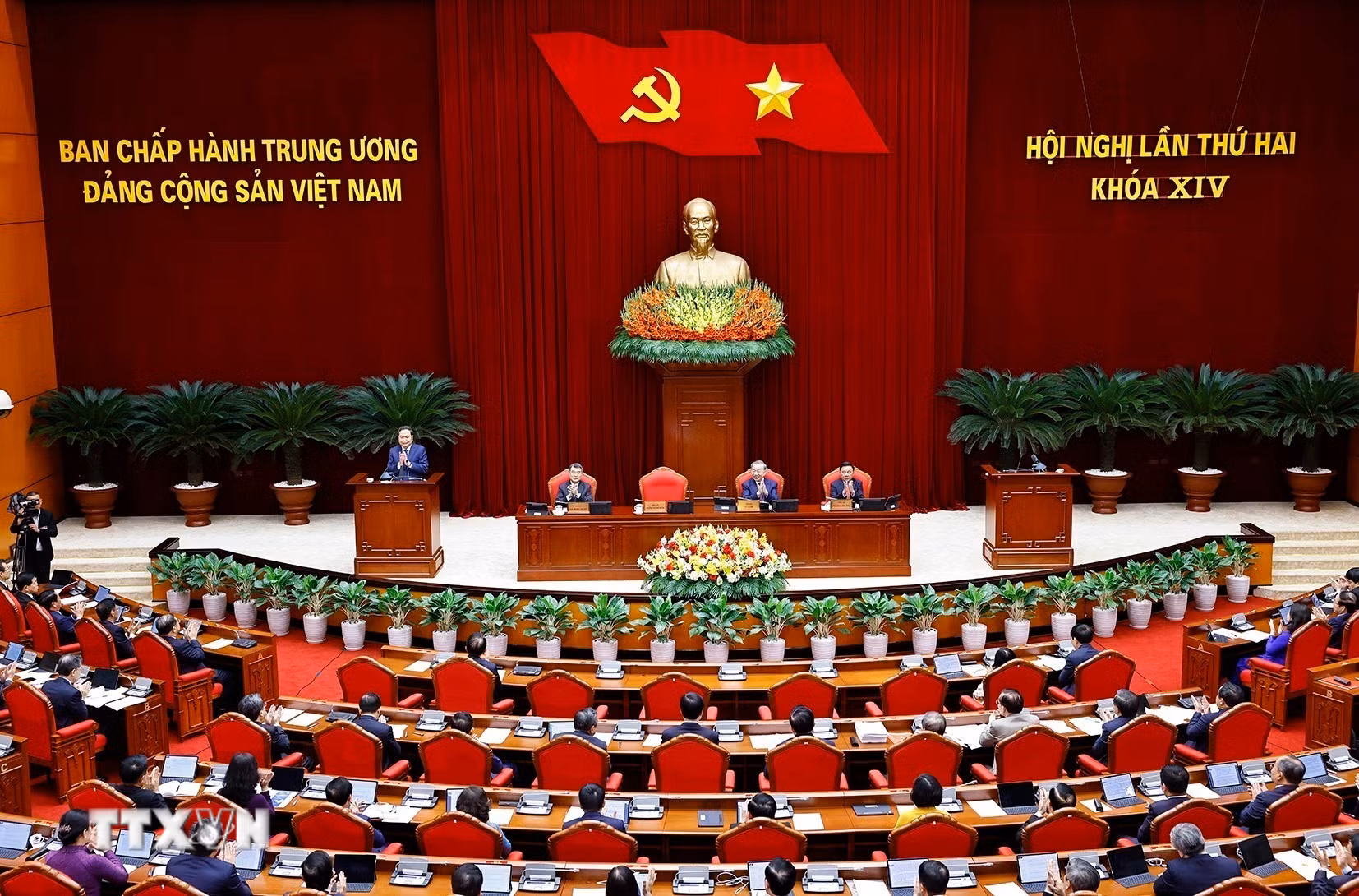 ttxvn-be-mac-hoi-nghi-lan-thu-hai-ban-chap-hanh-trung-uong-dang-khoa-xiv-8662150-2.jpg