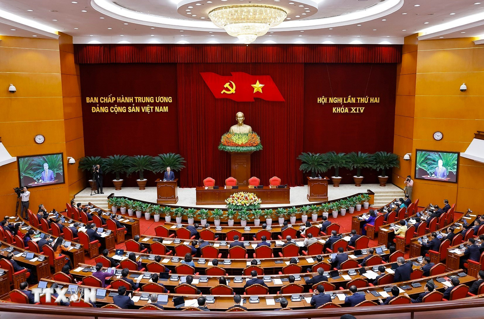 ttxvn-be-mac-hoi-nghi-lan-thu-hai-ban-chap-hanh-trung-uong-dang-khoa-xiv-8662123-4.jpg