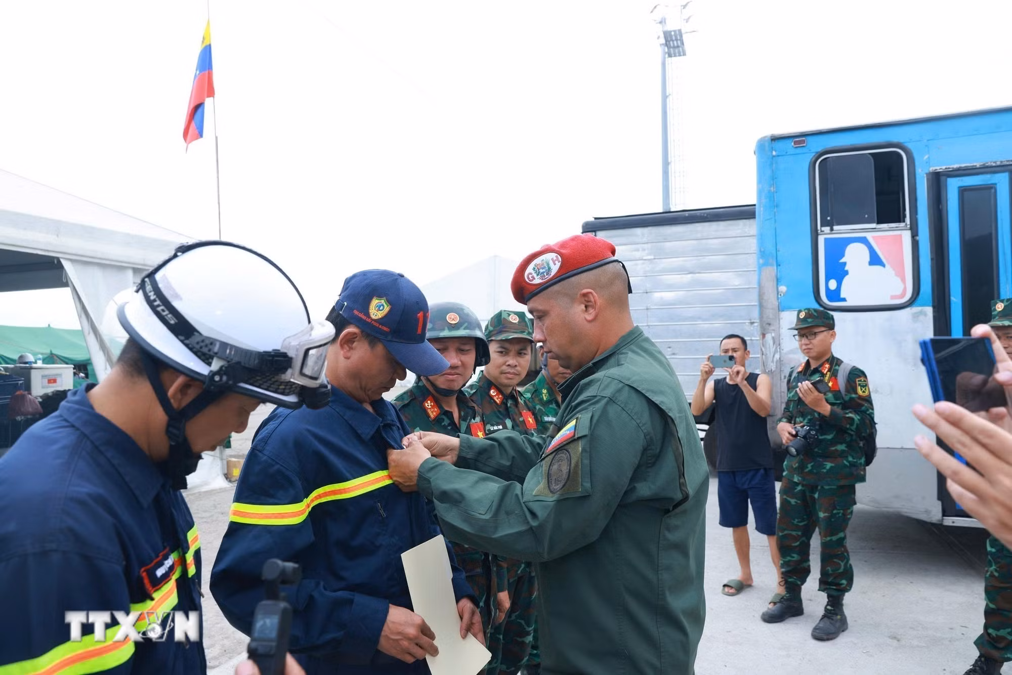 ttxvn-dong-dat-tai-venezuela-doan-cuu-nan-cuu-ho-viet-nam-duoc-trao-tang-huy-chuong-anh-hung-venezuela-8871169-2.jpg