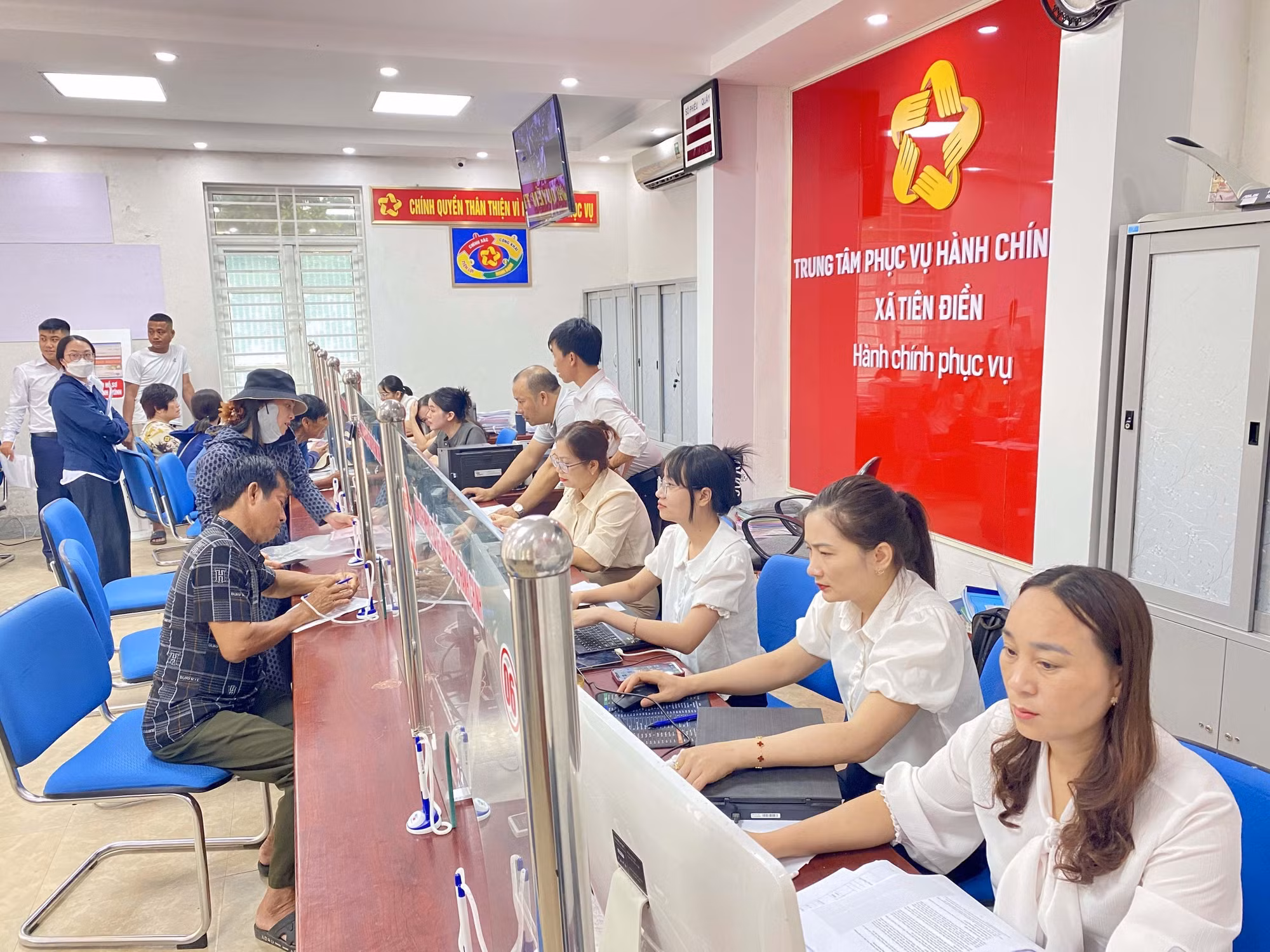 chinh-quyen-dia-phuong-2-cap-buoc-tien-nang-cao-hieu-qua-phuc-vu-nguoi-dan-ha-tinh-8125515-2.jpg
