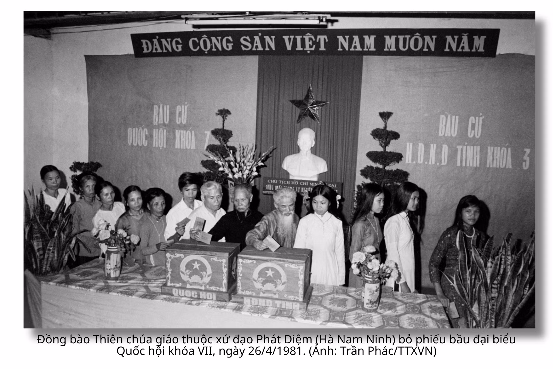 quoc-hoi-khoa-vii-2.png