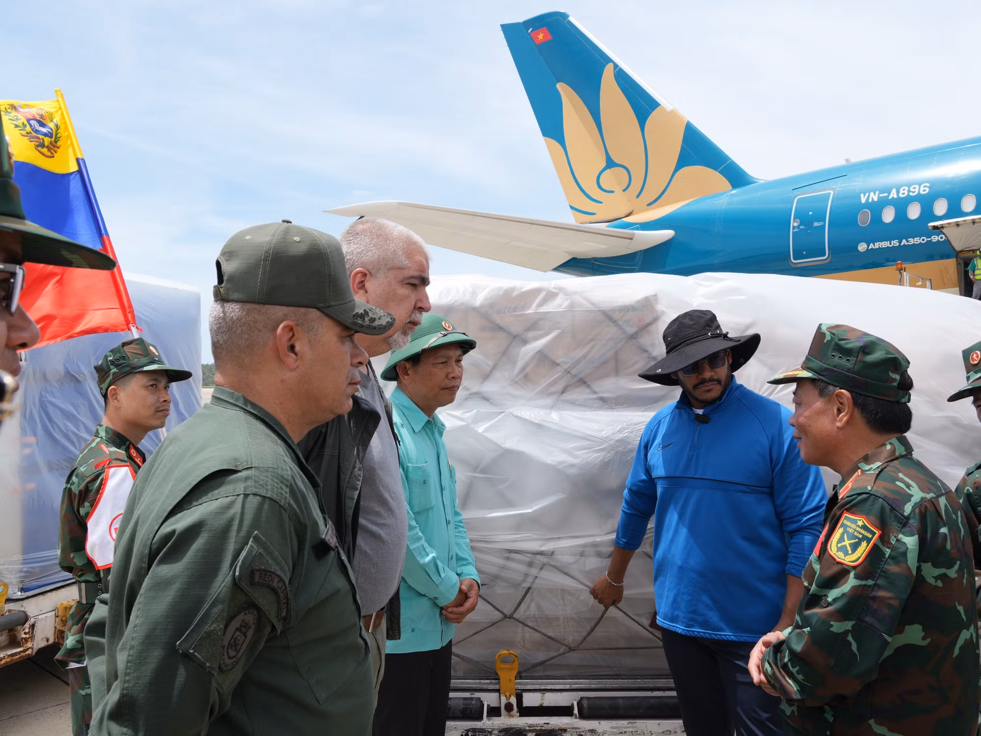 doan-viet-nam-chuyen-giao-hon-45-tan-hang-vien-tro-cho-venezuela-8859667-3.jpg