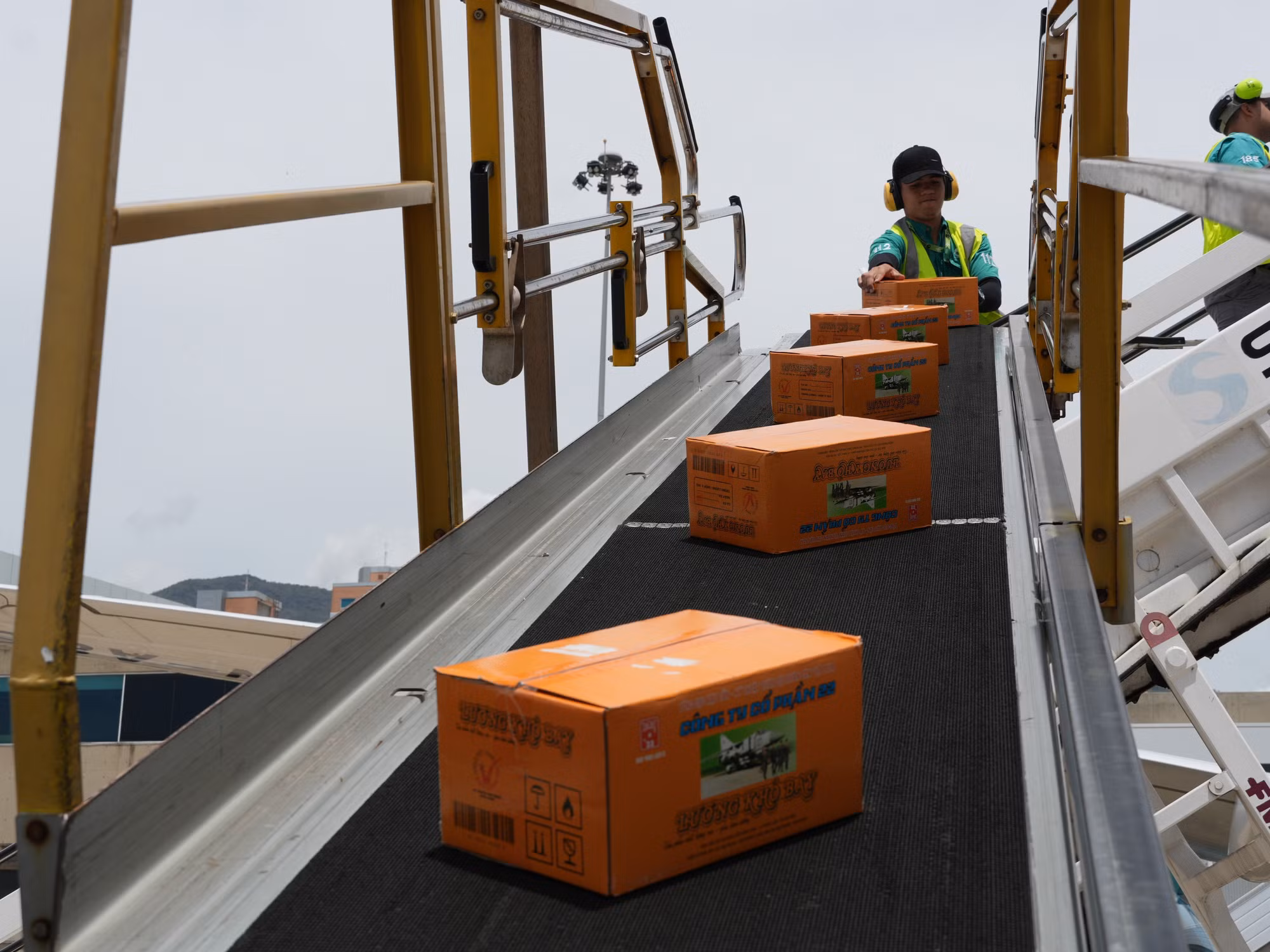 doan-viet-nam-chuyen-giao-hon-45-tan-hang-vien-tro-cho-venezuela-8859667-2.jpg