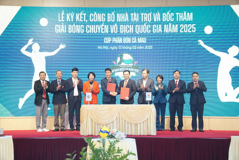 Liên đoàn Bóng chuyền Việt Nam và ông ty cổ phần Phân bón Dầu khí Cà Mau ký kết thỏa thuận tài trợ.