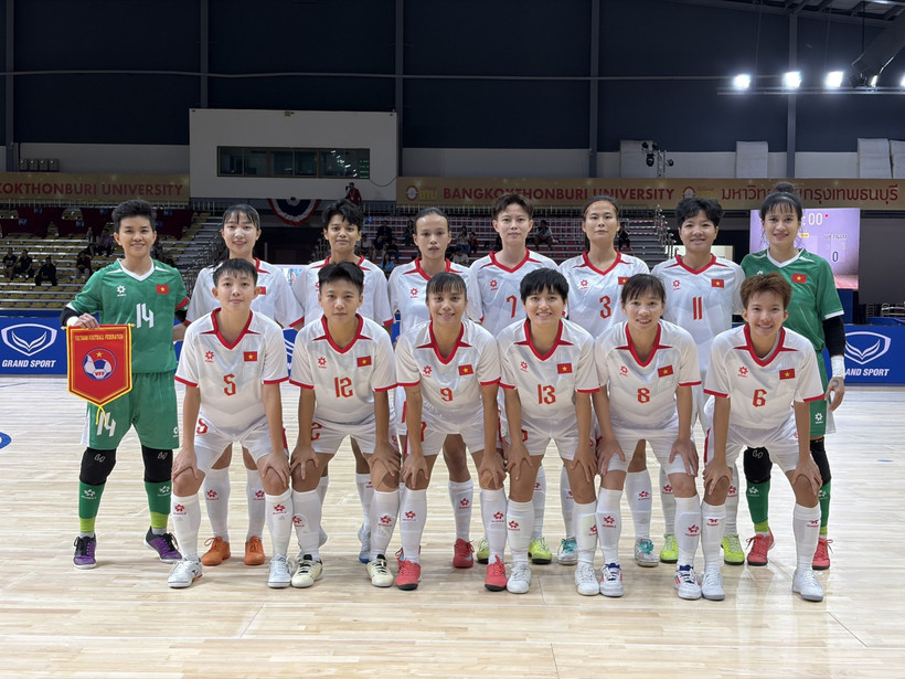 SEA Games 33: Tuyển Futsal Nữ Việt Nam vào bán kết, nhận thưởng 300 triệu đồng Đội tuyển Futsal Nữ Việt Nam giành quyền vào bán kết SEA Games 33. (Ảnh: VFF)