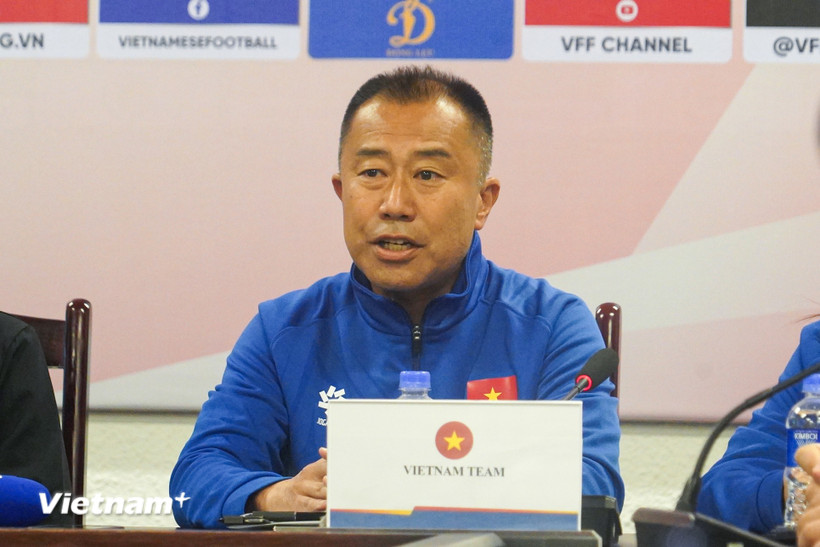 Huấn luyện viên trưởng Okiyama Masahiko đặt quyết tâm giành chiến thắng trong trận giao hữu với U17 Nữ Thái Lan. (Ảnh: Việt Anh/Vietnam+)