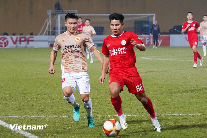 Công an Hà Nội (áo vàng) khao khát "đòi nợ" trước Thể Công-Viettel. (Ảnh: Việt Anh/Vietnam+)