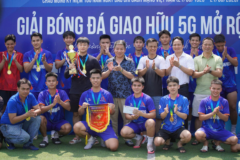 Đội Đông Anh Media vô địch Giải Bóng đá 5G mở rộng chào mừng 100 năm ngày Báo chí cách mạng Việt Nam. (Ảnh: BTC)