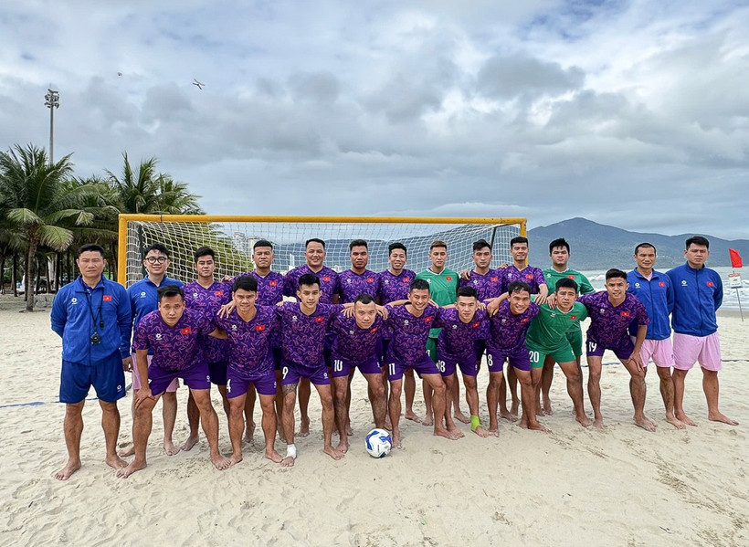 Đội tuyển bóng đá bãi biển Việt Nam hứng khởi bước vào buổi tập đầu tiên tại sân bóng đá bãi biển thành phố Đà Nẵng. (Ảnh: VFF)
