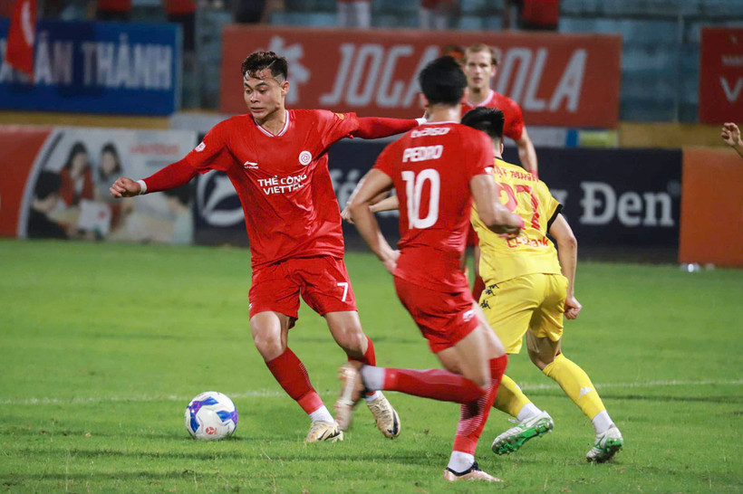 Thể Công-Viettel (áo đỏ) và Hải Phòng chia điểm với kết quả hòa 2-2 ở vòng 24 V-League.