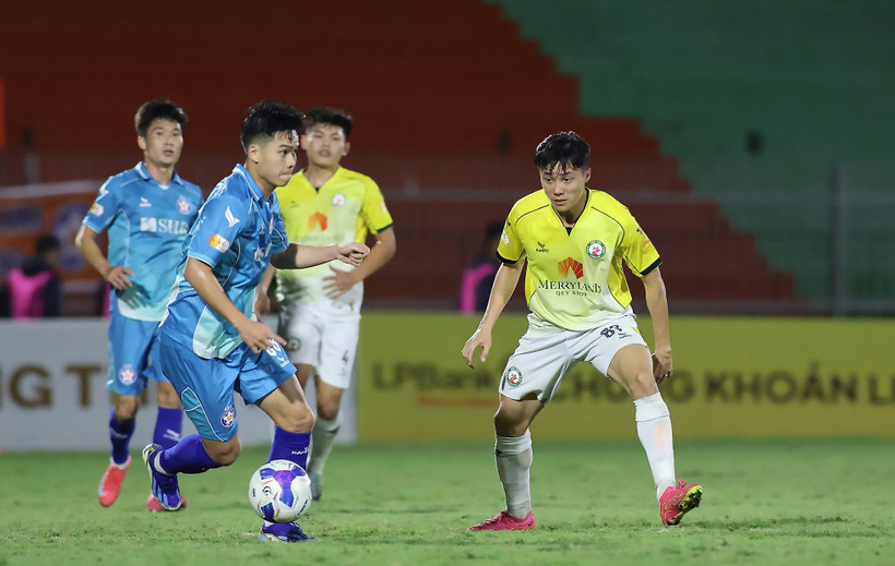 SHB Đà Nẵng (áo xanh) và Quy Nhơn Bình Định đều sẽ phải "căng mình" ở vòng đấu cuối để níu giữ hy vọng trụ lại V-League. (Ảnh: VPF)