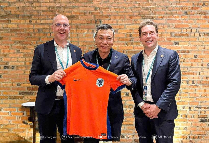 Chủ tịch Liên đoàn Bóng đá Việt Nam Trần Quốc Tuấn (giữa) và Tổng thư ký Liên đoàn Bóng đá Hà Lan Gijs de Jong (trái). (Ảnh: VFF)
