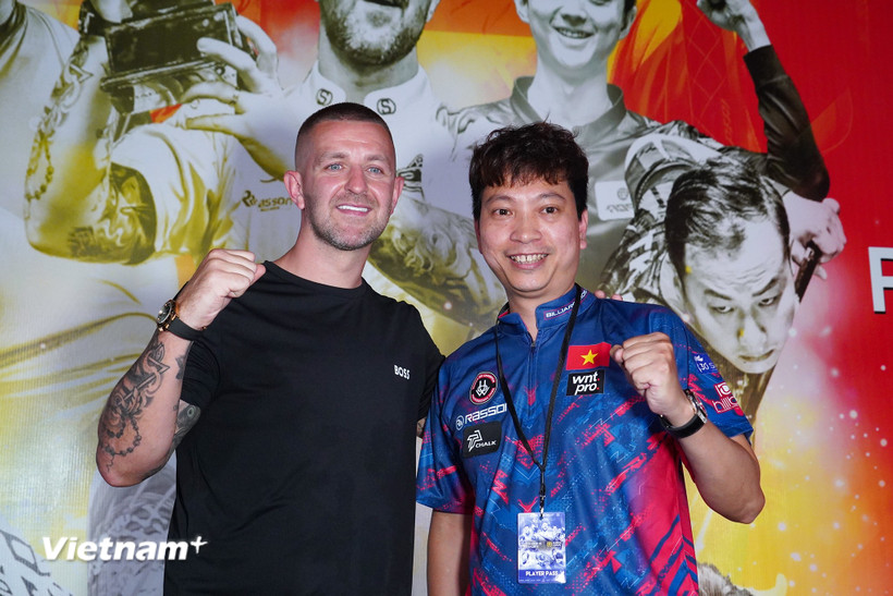 Những cơ thủ Việt Nam như Dương Quốc Hoàng (phải) sẽ so tài cùng các ngôi sao của làng Pool thế giới như Jayson Shaw (trái) tại Hanoi Open 2025. (Ảnh: Việt Anh/Vietnam+)