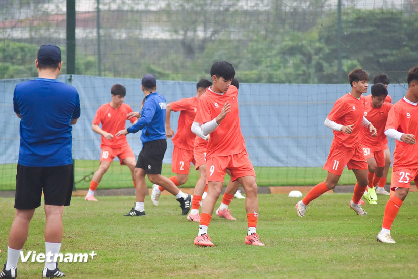 Các tuyển thủ Việt Nam sẵn sàng bước vào chiến dịch Vòng Chung kết U17 châu Á 2025. (Ảnh: Gia Linh/Vietnam+)