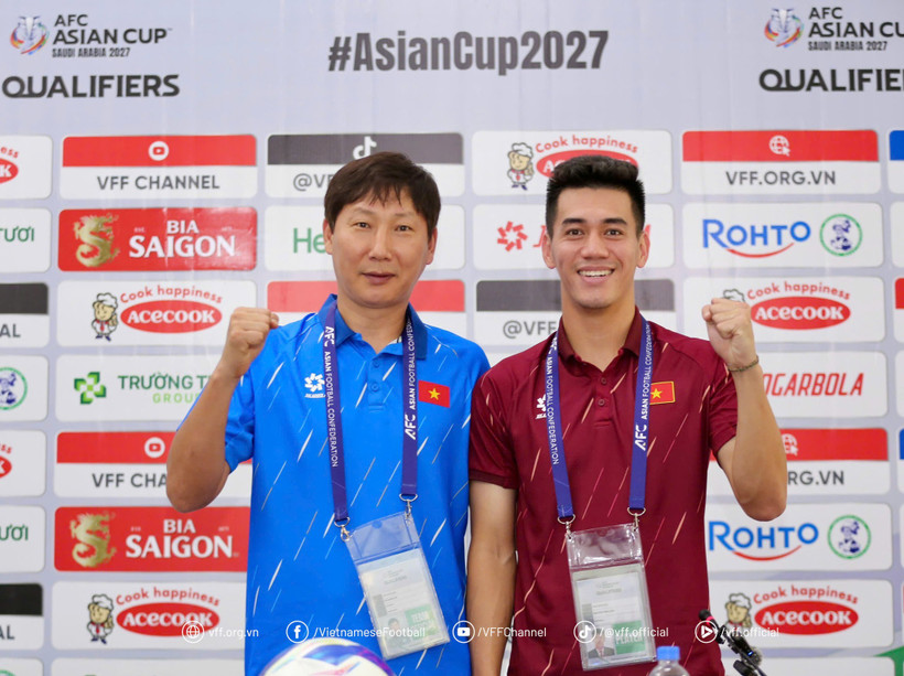 Huấn luyện viên trưởng Kim Sang-sik (trái) quyết tâm cùng các học trò tạo ra "cơn mưa bàn thắng" trước Đội tuyển Lào. (Ảnh: VFF)