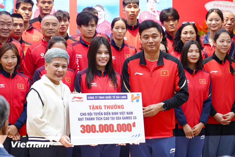 Đội tuyển Điền kinh Việt Nam nhận thưởng 1 tỷ đồng sau thành tích tại SEA Games 33. (Ảnh: Việt Anh/Vietnam+)