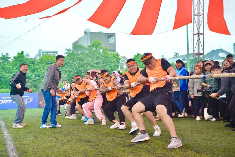 Các đội thi 'cháy' hết mình tại Giải Vô địch Kéo co Thanh niên 2025. (Ảnh: PV/Vietnam+)