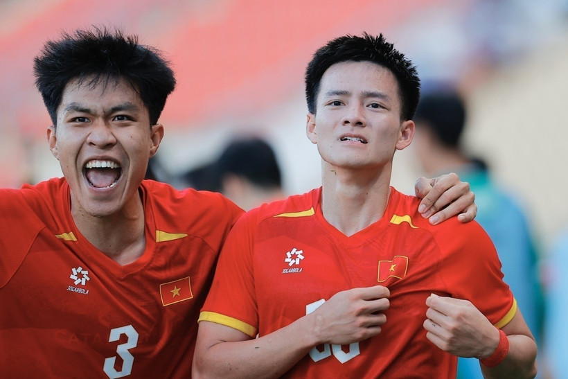 "Siêu dự bị" Thanh Nhàn (phải) ăn mừng pha lập công ấn định chiến thắng 2-0 của U22 Việt Nam trước Philippines. (Ảnh: TTXVN)