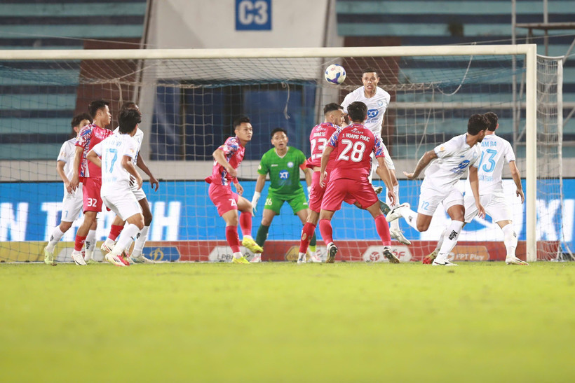 Đương kim vô địch Thép Xanh Nam Định (áo trắng) và đội khách Câu lạc bộ Thành phố Hồ Chí Minh chia điểm với kết quả hòa 1-1 ở vòng 18 V-League. (Ảnh: thepxanhnamdinh)