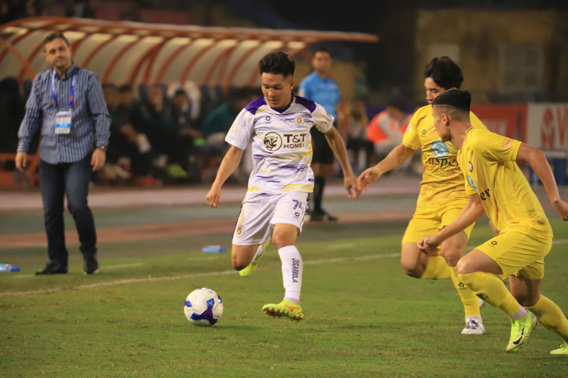 Hà Nội FC (áo trắng) "nhẹ nhàng" vượt qua đội khách Thanh Hóa với chiến thắng 3-1 ở vòng 17 V-League.