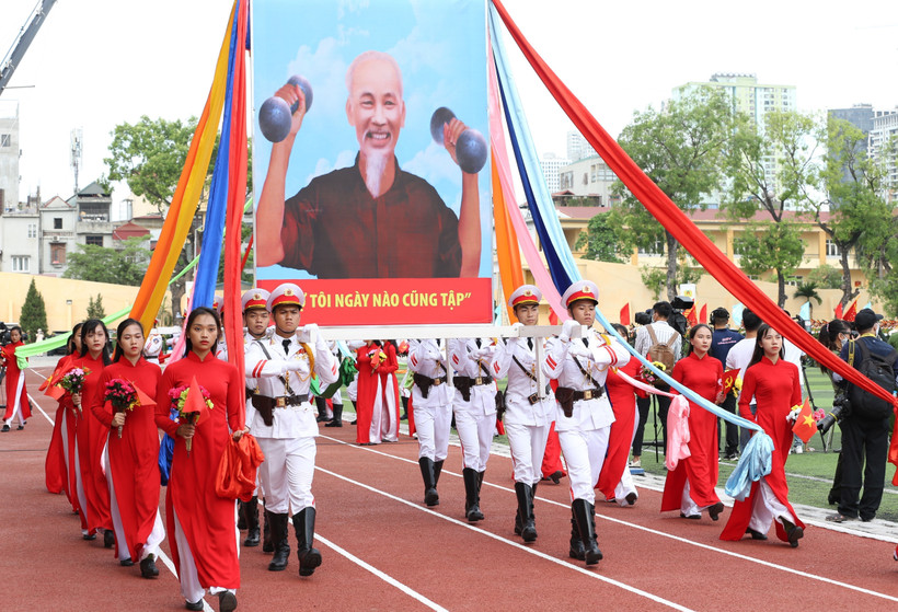 Đoàn diễu hành rước ảnh Chủ tịch Hồ Chí Minh tập thể dục, thể thao. (Ảnh: Dương Giang/TTXVN)