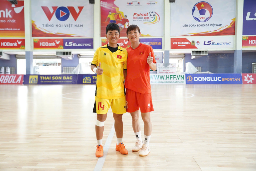 Quả bóng Vàng" Trần Thị Thùy Trang (phải) và các đồng đội đã sẵn sàng cho thử thách tại Vòng Chung kết Futsal Nữ châu Á 2025. (Ảnh: VFF)