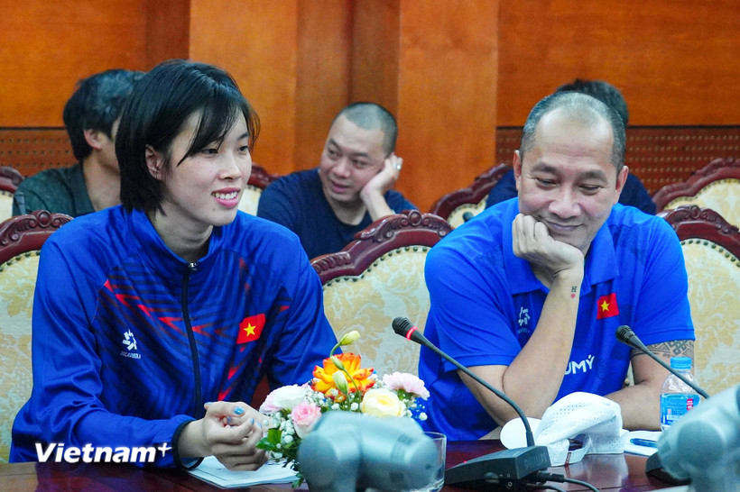 Huấn luyện viên trưởng Nguyễn Tuấn Kiệt (phải) và chủ công Thanh Thuý của Đội tuyển Bóng chuyền Nữ Việt Nam tại họp báo công bố Giải AVC Nations Cup năm 2025. (Ảnh: Việt Anh/Vietnam+)