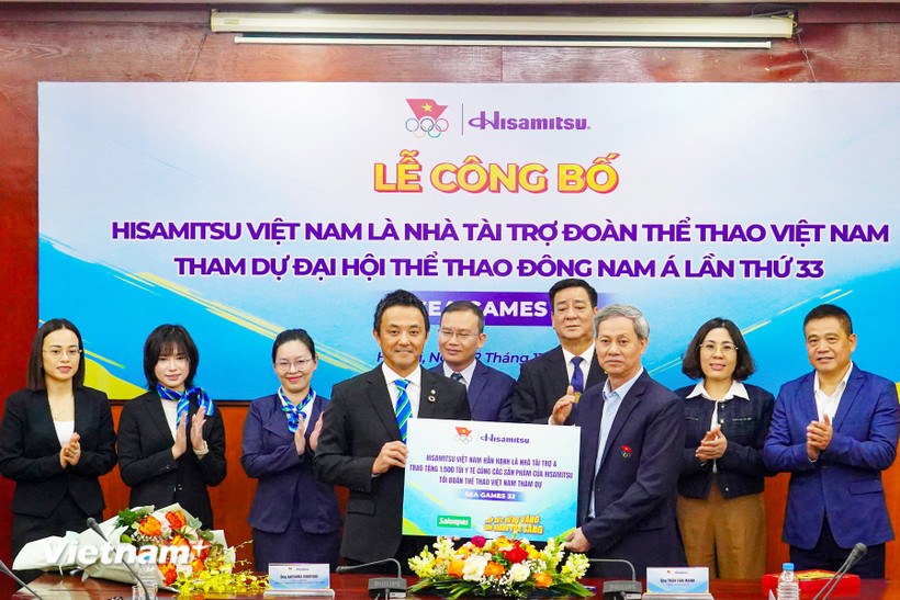 Đại diện Ủy ban Olympic Việt Nam ký hợp đồng với Hisamitsu Việt Nam tài trợ cho Đoàn Thể thao Việt Nam tại SEA Games 33. (Ảnh: Việt Anh/Vietnam+)