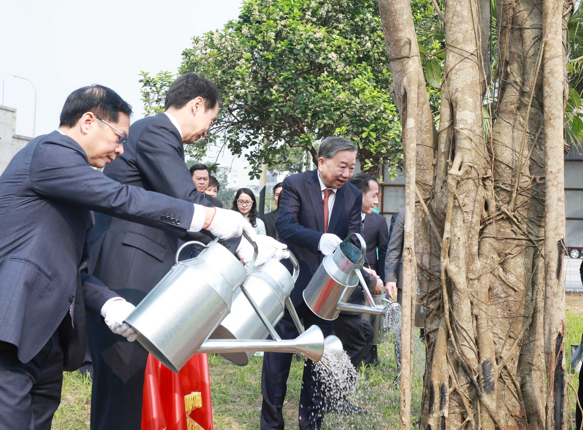 Tổng Bí thư Tô Lâm trồng cây lưu niệm. (Ảnh: Thống Nhất/TTXVN)