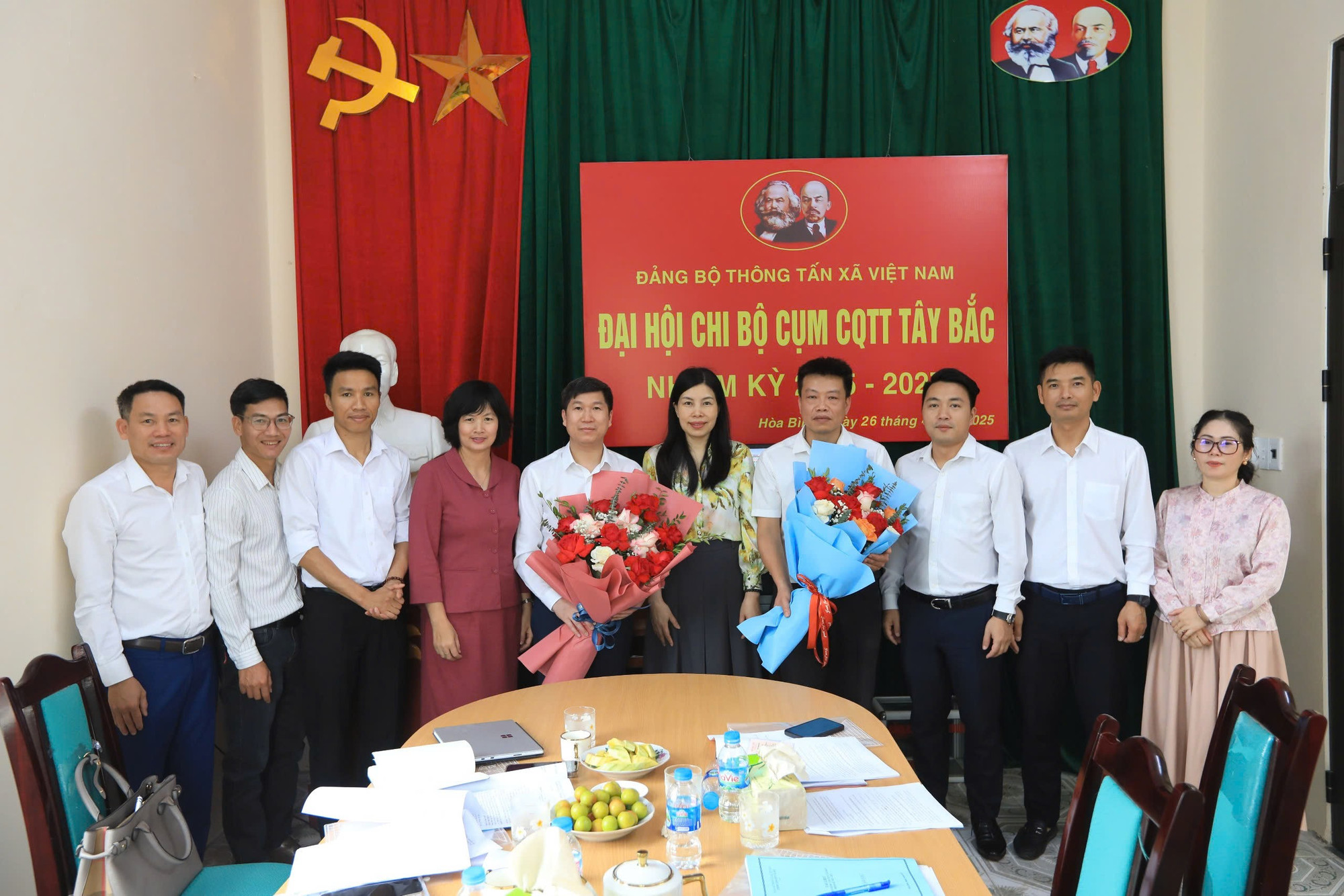 Phó Bí thư Đảng ủy Chuyên trách Đỗ Thị Trang chúc mừng Ban chấp hành Chi bộ Cụm Cơ quan thường trú Tây Bắc nhiệm kỳ 2025-2027, ngày 26/4. z6618418008592-b968ac560e8c783ef0a4c4dfe7f376a1.jpg