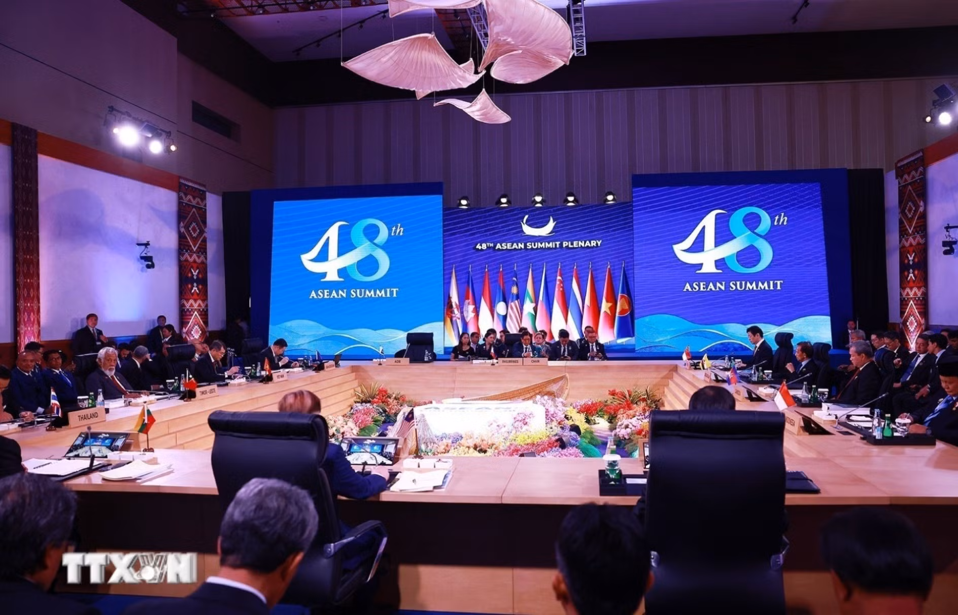 thu-tuong-le-minh-hung-du-phien-toan-the-hoi-nghi-cap-cao-asean-lan-thu-48-0805-3-8064-7459.jpg