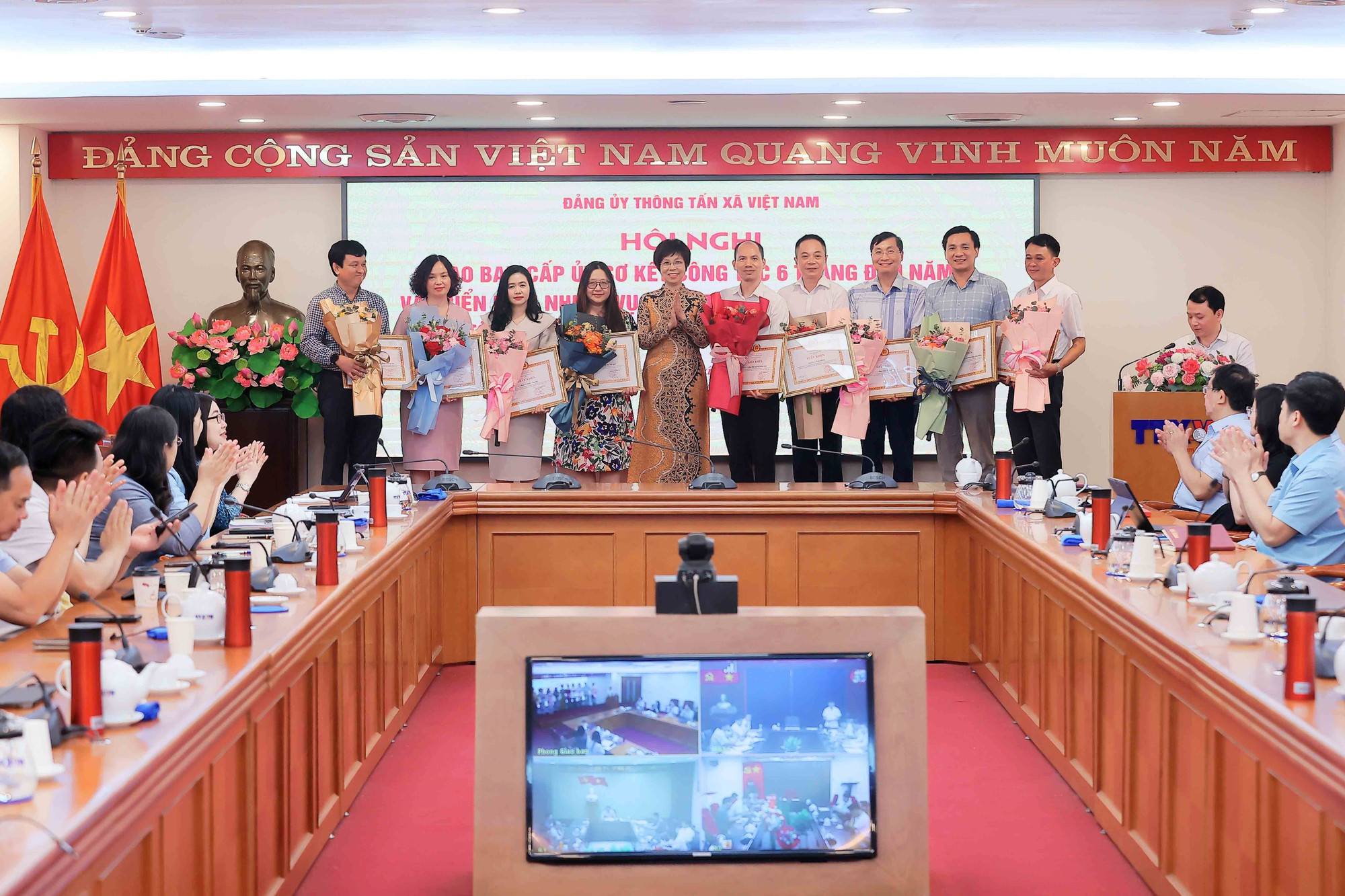 Đồng chí Vũ Việt Trang, Bí thư Đảng ủy, Tổng Giám đốc trao Giấy khen của Đảng ủy TTXVN cho các tập thể có thành tích xuất sắc trong 10 năm thực hiện Chỉ thị 05-CT/TW. (Ảnh: An Đăng/TTXVN)