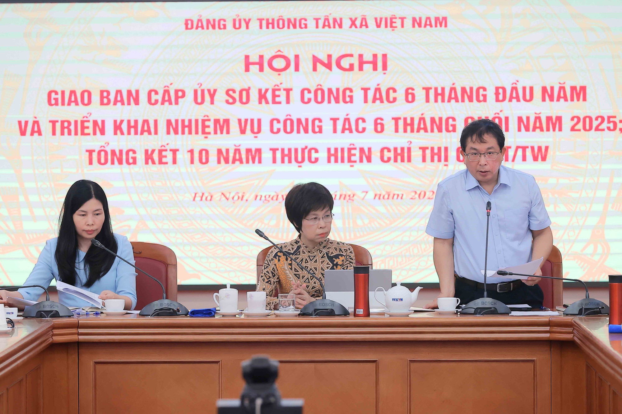 Đồng chí Nguyễn Tuấn Hùng, Phó Bí thư thường trực Đảng ủy, Phó Tổng Giám đốc, Chủ nhiệm Ủy ban Kiểm tra Đảng ủy TTXVN trình bày Báo cáo (tóm tắt) sơ kết công tác kiểm tra, giám sát và thi hành kỷ luật đảng 6 tháng đầu năm và phương hướng, nhiệm vụ công tác 6 tháng cuối năm 2025. (Ảnh: An Đăng/TTXVN) vna-potal-hoi-nghi-giao-ban-cap-uy-trien-khai-nhiem-vu-cong-tac-6-thang-cuoi-nam-2025-cua-dang-uy-8139984.jpg