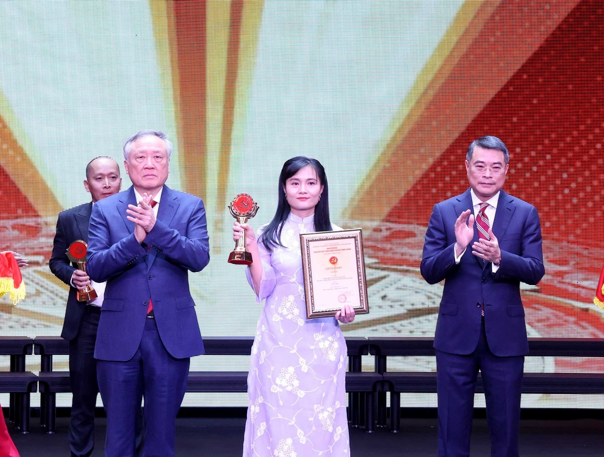 Tác giả Cao Thị Thuỳ Giang, Báo Điện tử VietnamPlus, Thông tấn xã Việt Nam nhận Giải B Giải Búa liềm vàng lần thứ IX-năm 2024. (Ảnh: Phương Hoa/TTXVN)