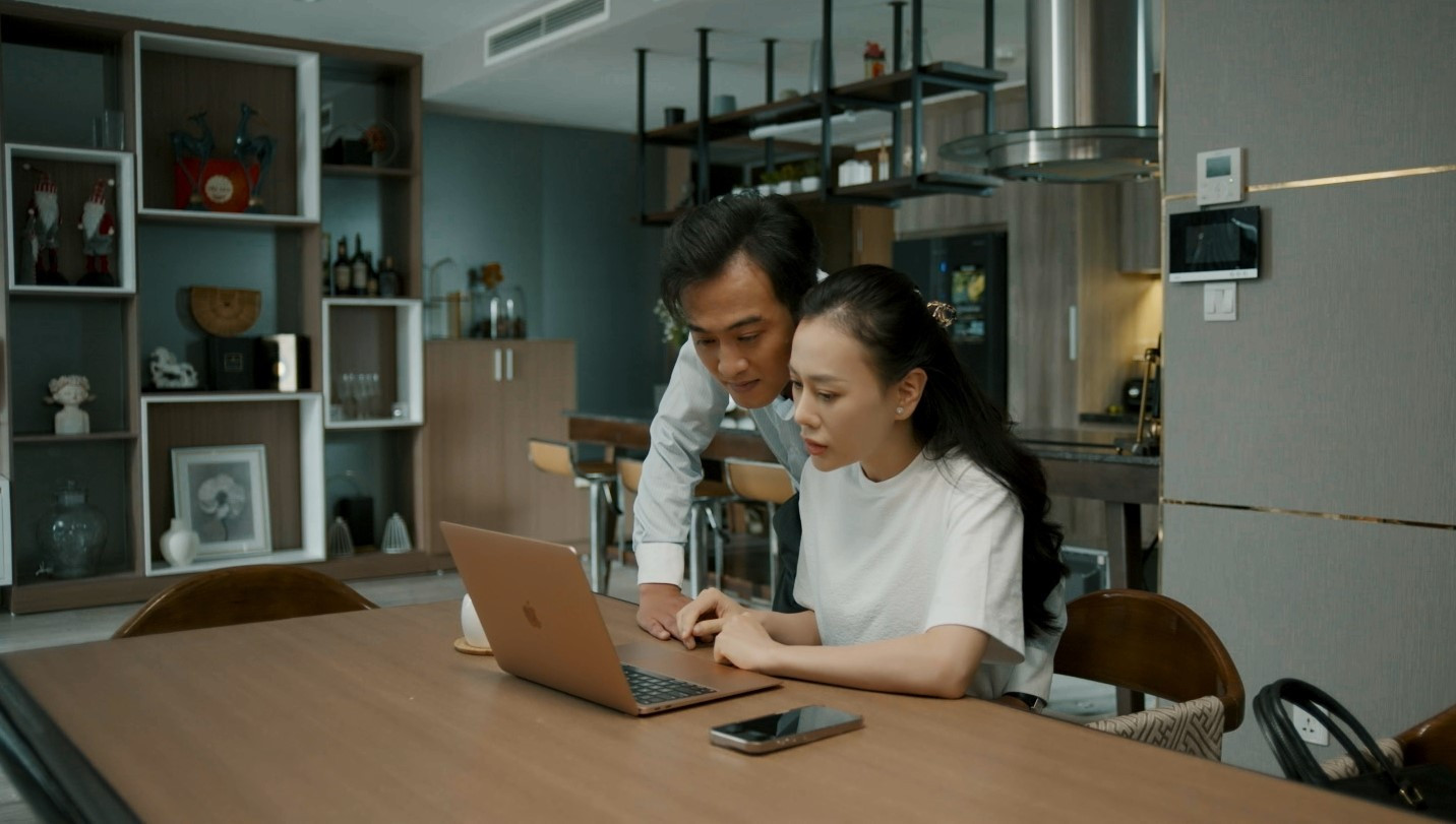 Phương Oanh và Doãn Quốc Đam trong phim "Gió ngang khoảng trời xanh" sẽ lên sóng VTV3 từ ngày 11/8. (Ảnh: VFC)