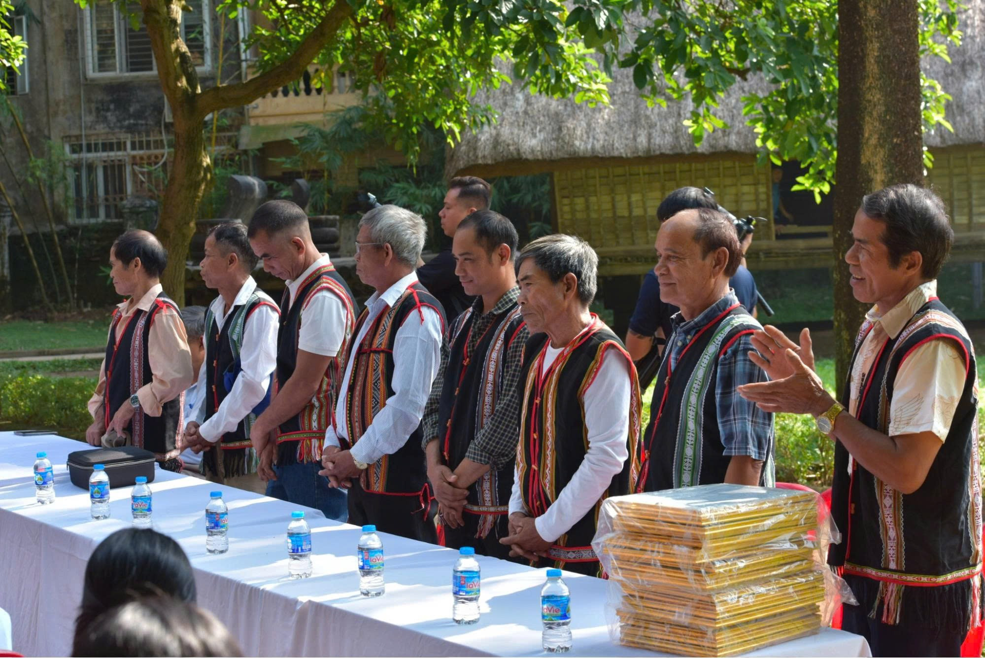 Ba Na-ambachtslieden helpen mee met de restauratie van een gemeenschapshuis in het Vietnamese Museum voor Volkenkunde. (Foto: PV/Vietnam+) z7145462798717-36cc12a61b9b472bc718bfd45f66628e.jpg
