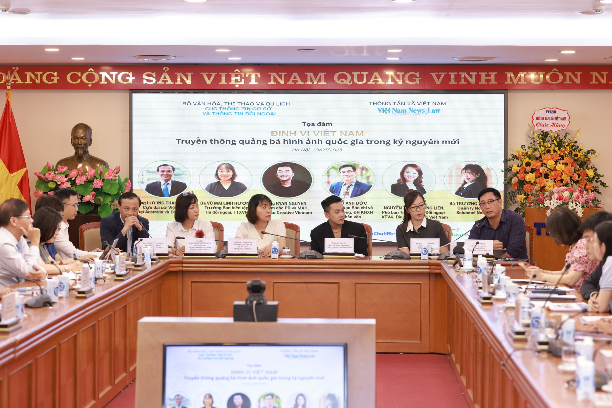 Các chuyên gia, đại diện cơ quan quản lý tham dự tọa đàm. (Ảnh: PV/Vietnam+) tvv-1184.jpg