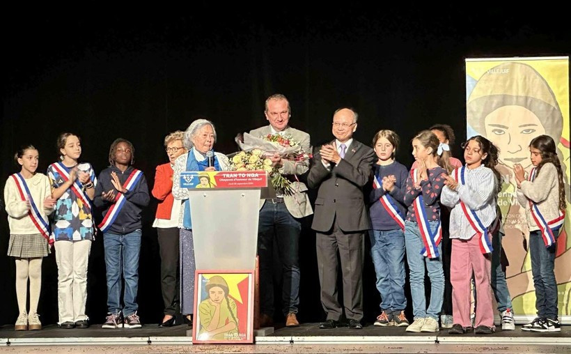 Đại sứ Việt Nam tại Pháp Đinh Toàn Thắng, Thị trưởng Villejuif Pierre Garzon và Nghị sỹ danh dự Hélène Luc tại buổi lễ trao tặng danh hiệu "Công dân danh dự" cho bà Trần Tố Nga. (Ảnh: Ngọc Hiệp/TTXVN) ba-tran-to-nga-9205.jpg
