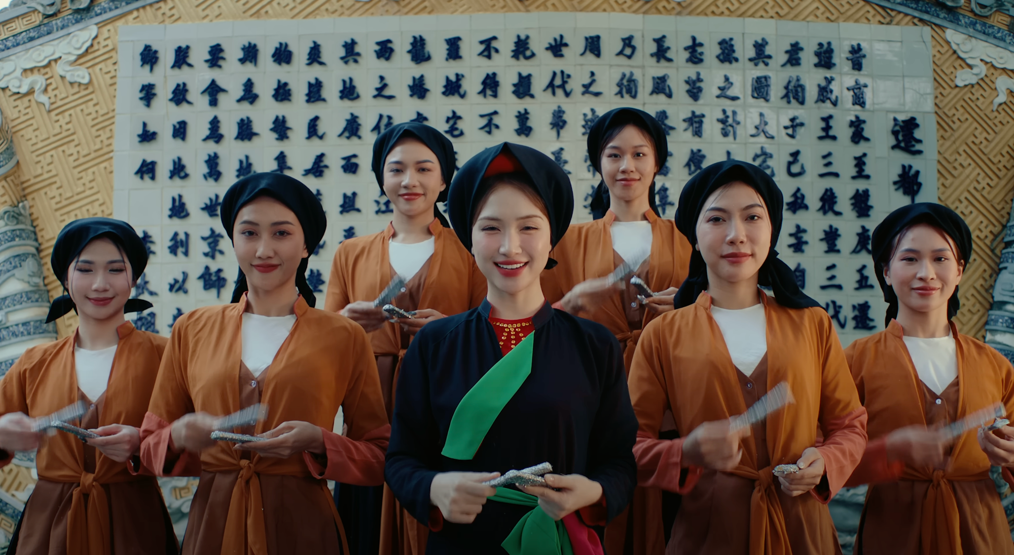 Hòa Minzy cùng những cô gái Kinh Bắc trong một cảnh quay tại Đền Đô - Di tích Quốc gia đặc biệt. (Ảnh: NVCC)