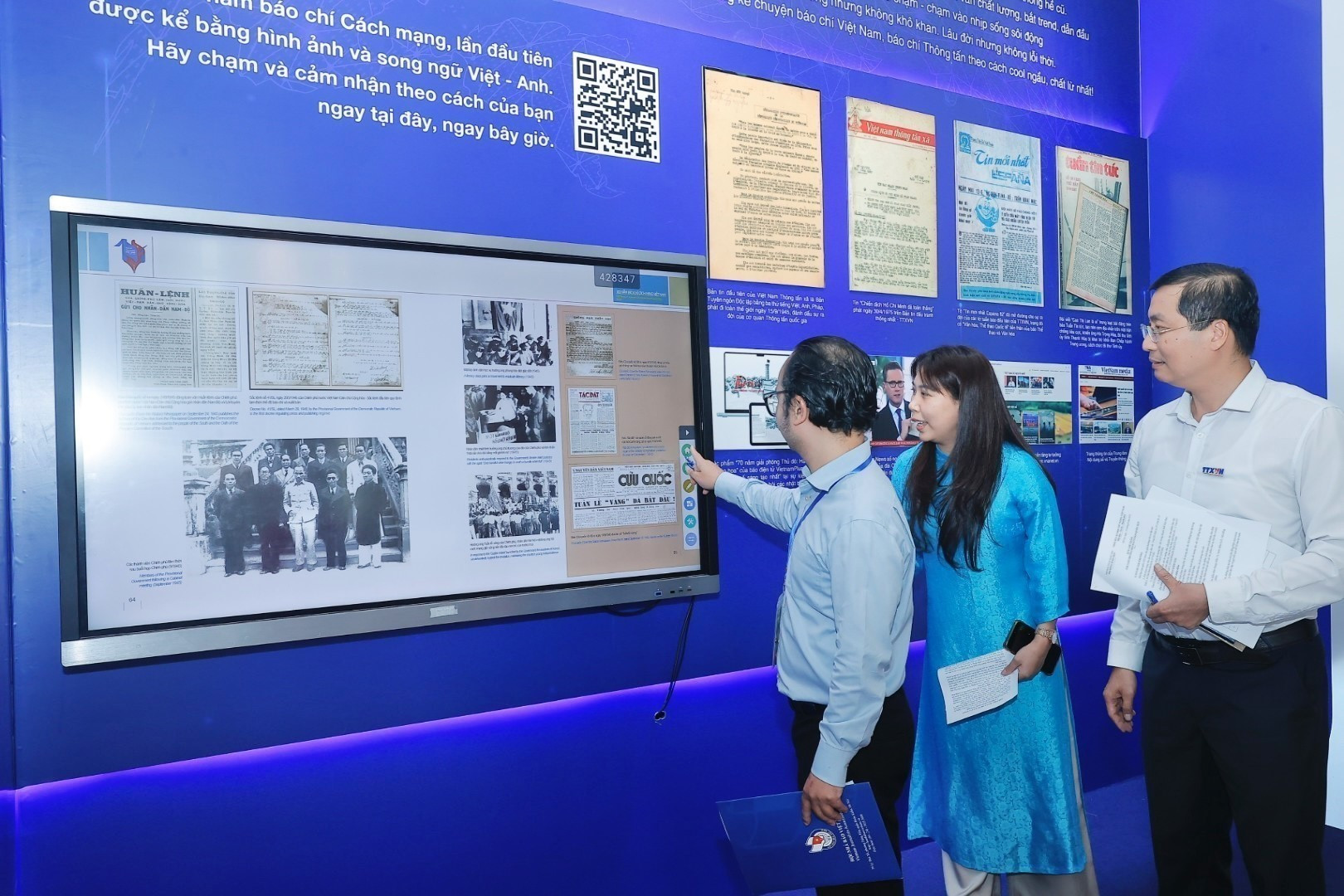 Ban tổ chức chấm điểm các gian trưng bày tại Hội báo toàn quốc 2025. (Ảnh: Minh Quyết/TTXVN) vna-potal-dien-dan-bao-chi-toan-quoc-lan-thu-2-8101390.jpg