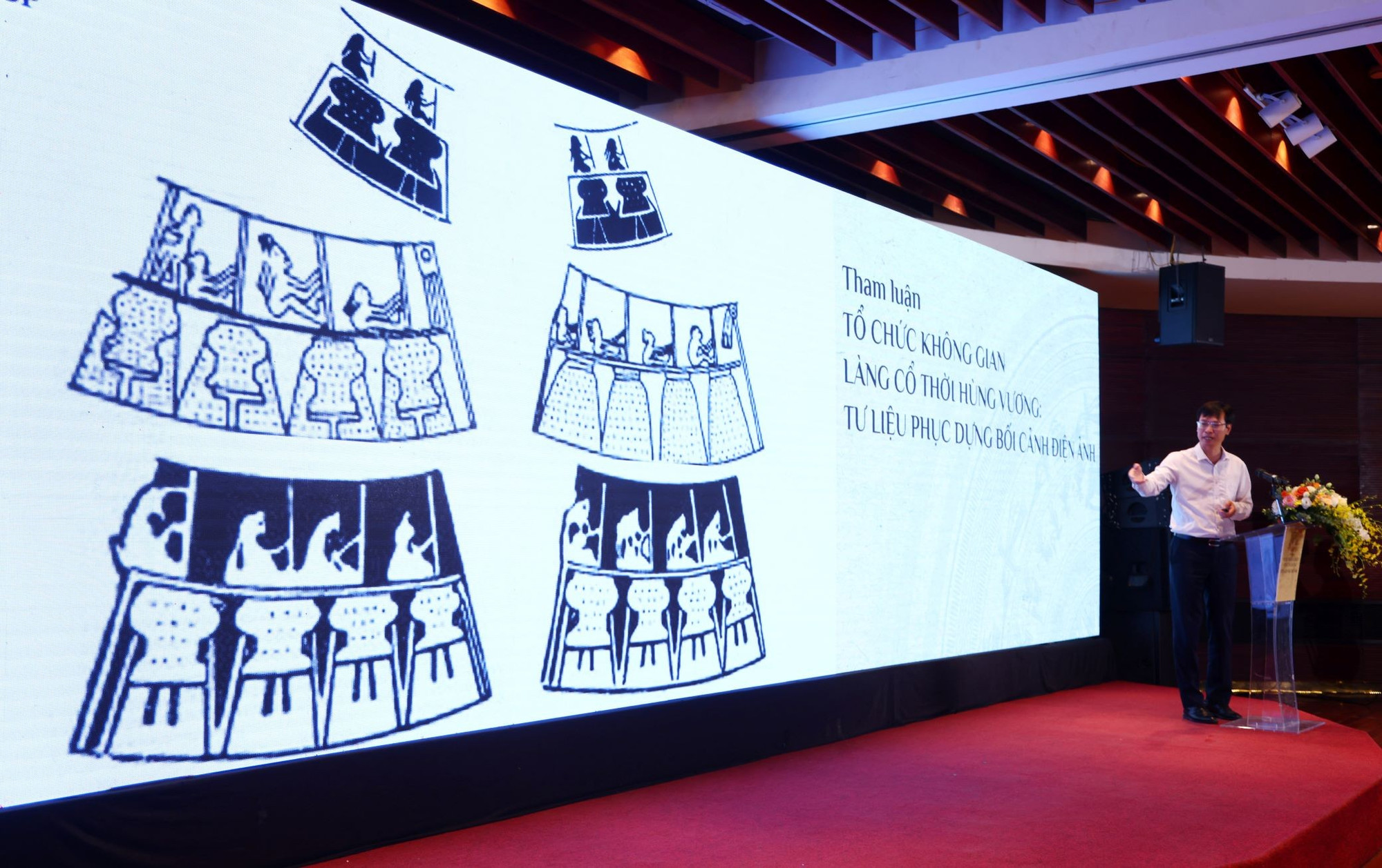 Phó Giáo sư-Tiến sỹ Đặng Hồng Sơn, Chủ nhiệm Khoa Lịch sử Trường Đại học Khoa học Xã hội và Nhân văn, Đại học Quốc gia Hà Nội trình bày không gian làng cổ thời Hùng Vương để làm tư liệu phục dựng bối cảnh cho phim. (Ảnh: PV/Vietnam+)